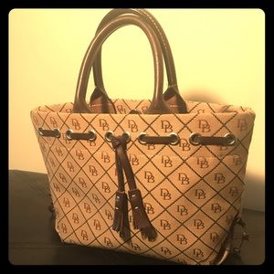 Dooney & Bourke logo bag